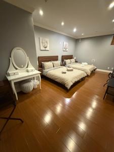 Postelja oz. postelje v sobi nastanitve Peaceful & Cozy Home with 3 rooms, 2 SHARED Bathrooms and SHARED Common Space
