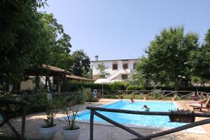 The swimming pool at or close to La Masseria Még 16 kép