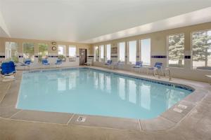 una gran piscina con sillas y mesas azules en Best Western Bronco Inn, en Ritzville