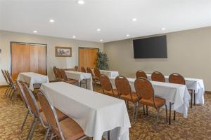 Una sala de conferencias con mesas, sillas y un televisor de pantalla plana. en Best Western Bronco Inn, en Ritzville 46 fotos más