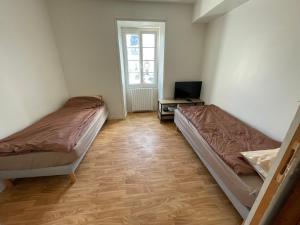 una stanza con due letti e una televisione di Gite proche Chateau-gontier a Marigné-Peuton