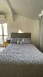 une chambre avec un grand lit avec deux oreillers dans l'établissement Apartamento próximo ao Aeroporto de Florianópolis, à Florianópolis