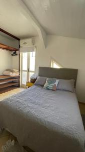 une chambre avec un grand lit et une fenêtre dans l'établissement Apartamento próximo ao Aeroporto de Florianópolis, à Florianópolis