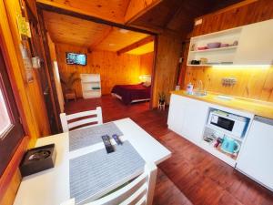 una cocina con una mesa y una encimera en Cabañas Pulmahue, en Colón