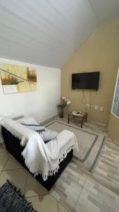 une chambre avec un lit et une télévision à écran plat dans l'établissement Apartamento próximo ao Aeroporto de Florianópolis, à Florianópolis