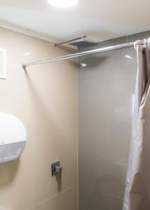 a shower with a glass door in a bathroom at Encantador- Confortable Cerca Forum Majadas-Miraflores Apto A in El Rodeo +15 photos