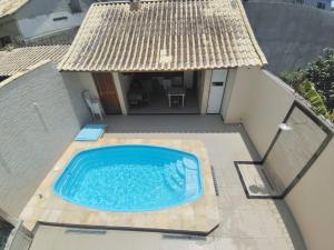 an overhead view of a swimming pool on a house at Casa INDEPENDENTE 4 QUARTOS VILA DO PERÓ CABO FRIO in Cabo Frio