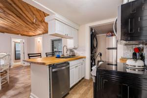 Kuchyň nebo kuchyňský kout v ubytování Pet-Friendly 2BR Ranch Wifi Parking Near RTP