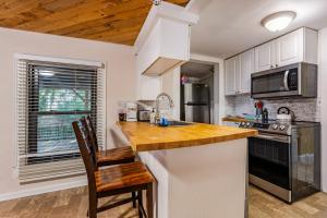Kuchyň nebo kuchyňský kout v ubytování Pet-Friendly 2BR Ranch Wifi Parking Near RTP + 12 fotografií