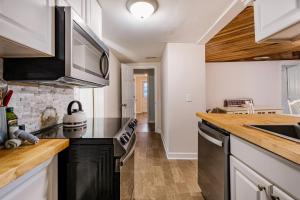 Kuchyň nebo kuchyňský kout v ubytování Pet-Friendly 2BR Ranch Wifi Parking Near RTP