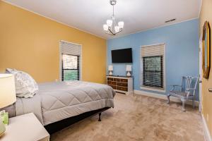 Postel nebo postele na pokoji v ubytování Pet-Friendly 2BR Ranch Wifi Parking Near RTP
