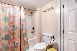 Koupelna v ubytování Pet-Friendly 2BR Ranch Wifi Parking Near RTP