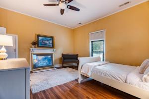 Postel nebo postele na pokoji v ubytování Pet-Friendly 2BR Ranch Wifi Parking Near RTP