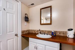 Koupelna v ubytování Pet-Friendly 2BR Ranch Wifi Parking Near RTP