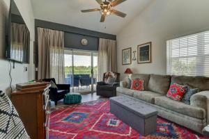 ein Wohnzimmer mit Sofa und Tisch in der Unterkunft Charming Condos at Holiday Hills Resort - Beautifully Updated and Affordable - Family Amenities in Branson