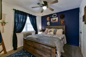 ein Schlafzimmer mit einem Bett mit blauen Wänden und einem Deckenventilator in der Unterkunft Charming Condos at Holiday Hills Resort - Beautifully Updated and Affordable - Family Amenities in Branson + 71 Fotos