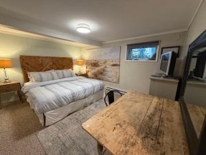 En eller flere senge i et værelse på Parkside Family Apartment at Horner Park