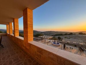 un balcon avec vue sur un amphithéâtre dans l'établissement منتجع تل الربيع - Tal Al-Rabi Resort, à Ajloun