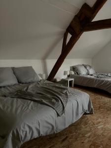 1 Schlafzimmer mit 2 Betten im Dachgeschoss in der Unterkunft cottage cocon et loft in Villampuy + 20 Fotos