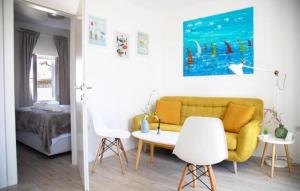 スプリトにあるVila Dida Suites City Centarの黄色いソファとテーブルのあるリビングルーム