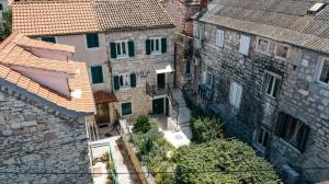 スプリトにあるVila Dida Suites City Centarの屋根付きの建物の上空の景色