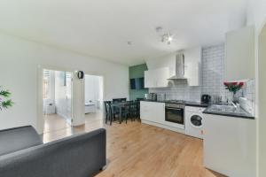 Una cocina o cocineta en Amazing 2 Bedrooms Flat In Dalston