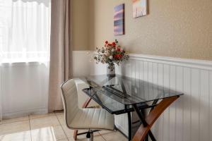 グローブランドにあるYosemite-bound, Fun at the lake, Spacious & stylish 6 Bdr home with game roomのガラステーブルと椅子 +53枚の写真