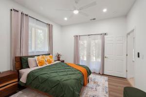 グローブランドにあるYosemite-bound, Fun at the lake, Spacious & stylish 6 Bdr home with game roomのベッドと大きな窓のある寝室