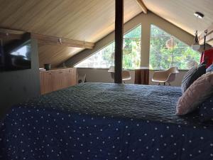 una camera da letto con un letto e una grande finestra di Sobrado PEREIRA E LOBATO a Belém Altre 29 foto