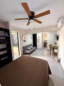 sala de estar con ventilador de techo y sofá en Peach35L Céntrico studio super ubicado y tranquilo, en Cancún
