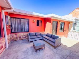 un patio con 2 sofás y una mesa en Departamento espacioso y encantador en el centro de Sucre, en Sucre