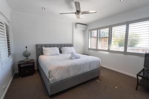 Ένα ή περισσότερα κρεβάτια σε δωμάτιο στο SALTWATER 1 - PENTHOUSE APARTMENT with OCEAN VIEWS