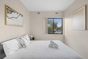 Katil atau katil-katil dalam bilik di Cozy Auburn 2BR - Fast Access to Sydney & Beyond