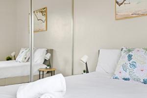 Katil atau katil-katil dalam bilik di Cozy Auburn 2BR - Fast Access to Sydney & Beyond