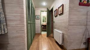 um corredor de uma casa com pisos e paredes de madeira em Casa Cóndor em Santiago