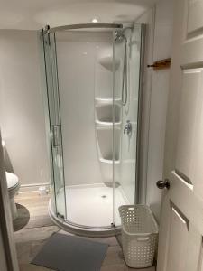 een douche met een glazen deur in een badkamer bij Le Refuge des Eaux Vives in La Macaza +36 foto's