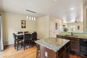 Una cocina y un comedor con mesa y sillas. en Central Christiana Moderno, en Newark