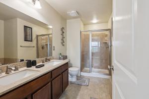 Un baño con inodoro, lavabo y ducha. en Central Christiana Moderno, en Newark 34 fotos más