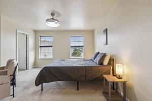 Un dormitorio con una cama y dos ventanas. en Central Christiana Moderno, en Newark