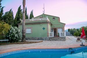 een huis met een zwembad ervoor bij Casa rural Cavila in Pliego