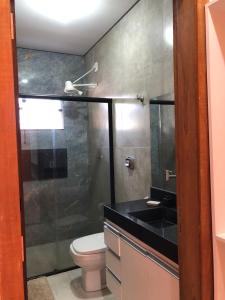 Ένα μπάνιο στο Alphaville Pousada e Hostel