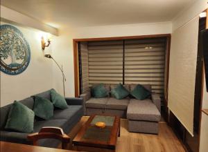 ein Wohnzimmer mit Sofa und Tisch in der Unterkunft Apartamento cercano a Termas de Chillán in Las Trancas
