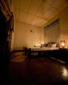 Postel nebo postele na pokoji v ubytování Weeragiri home stay