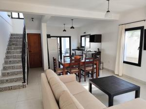 a living room with a couch and a table at Casa del Algarrobo in Cafayate