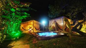 阿廷斯Aloha Glamping的晚上有游泳池的房子
