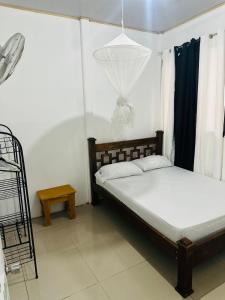 a bedroom with a bed and a chandelier at Casa Teo número 2 in Puerto Viejo