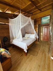 Rúm í herbergi á Palmarío Hostal