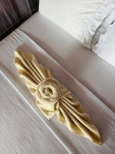 Rúm í herbergi á Palmarío Hostal