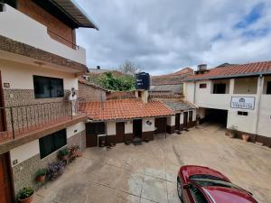 an overhead view of a courtyard of a building at Residencial Teresita in Vallegrande