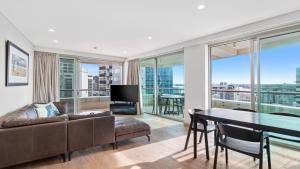 O zonă de relaxare la QV Central Upscale Apt in a Hotel Building-929
